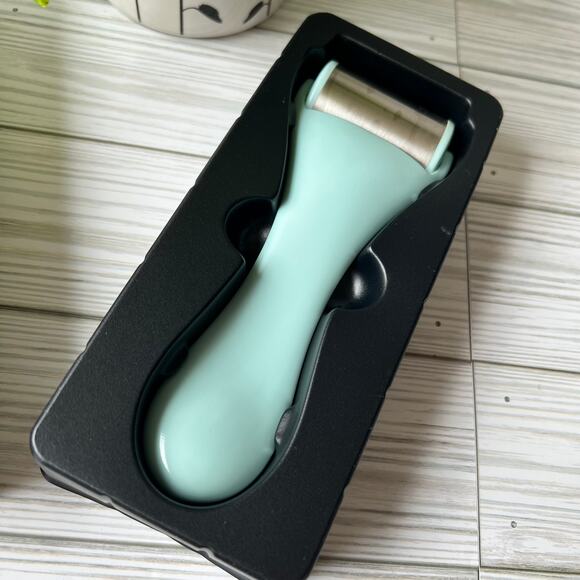 NEW Chloe Emerald Professional Cold Therapy Ice Roller Skincare Accessory - Picture 8 of 8